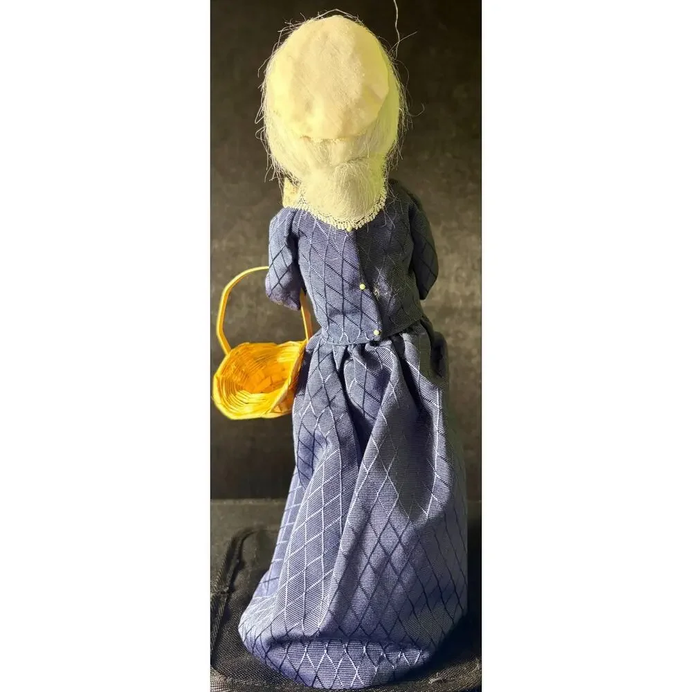Byers Choice 2000 Exclusive Williamsburg Elderly Woman Signed Byers and Dated